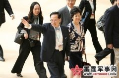 香港两名市民冲撞曾荫权受审