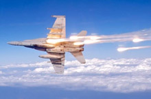 组图:美军大黄蜂战机高难度施放干扰弹